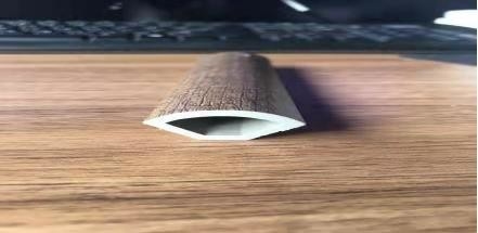 صفحه چوب دامن PVC با چگالی بالا به نظر می رسد دوستدار محیط زیست نیستند و به راحتی تغییر شکل نمی شوند